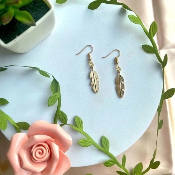 NWT Gold Plated Feather Earrings Stylish Feathers Golden Jewelry - Picture 1 of 4